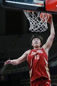 少有的亮点!刘泽一11投7中砍球队最高分17分 摘下5前场板