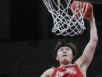 少有的亮点！刘泽一11投7中砍球队最高分17分 摘下5前场板