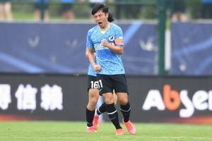 亚冠官博祝福郑龙34岁生日:是边路飞龙,也是任意球大师