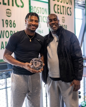 96年后首位后卫DPOY!绿军晒斯玛特手套合影:后卫🤝🏾